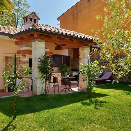 Holiday House Arena Pula Exterior photo