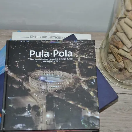 Holiday House Arena Pula Exterior photo